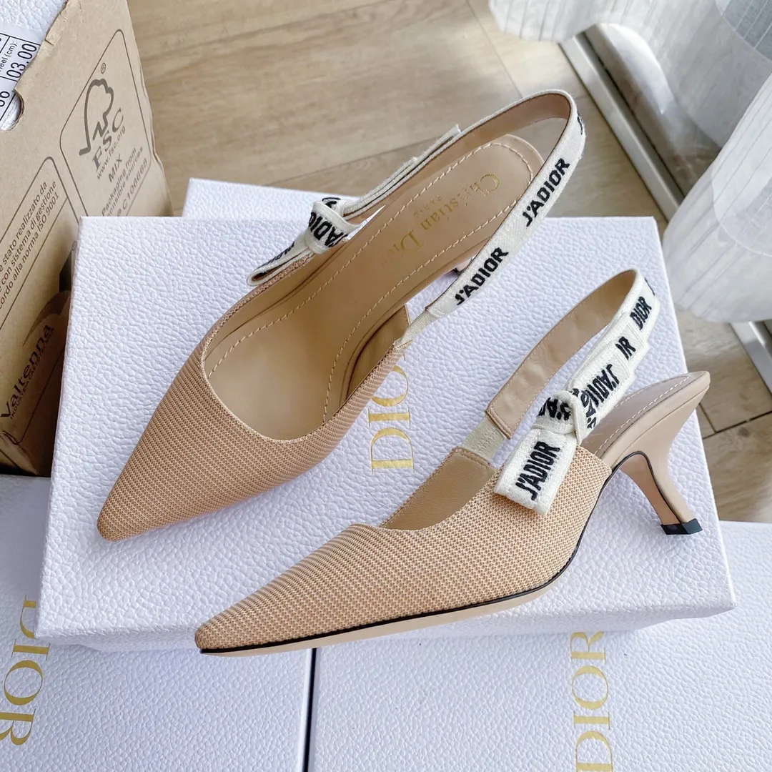 👟👟Ex-factory price 440👟👟 Developed one-to-one from the original version, 👠👠✨ ✨Dior’s popular sandals are new🔥 🔥 The same style as the most popular internet celebrities and celebrities of the year💁 💁. Imported fabric, lining and feet are made of calfskin lining🐑. Original molded heel, heel height 10Cm 6.5cm💘 Original molded metal outsole with five-pointed star LOGO mark✨. Original bow, 💅 Italian leather outsole. 👄💋 Full set of packaging (bags, cards, invoices, one-to-one wrapping paper) 34 40 41 customized
